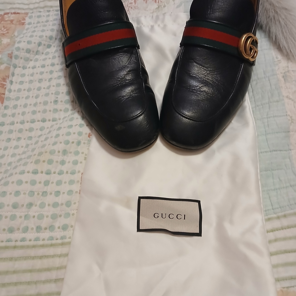 Gucci Men's Black Leather Loafers with Signature Stripe